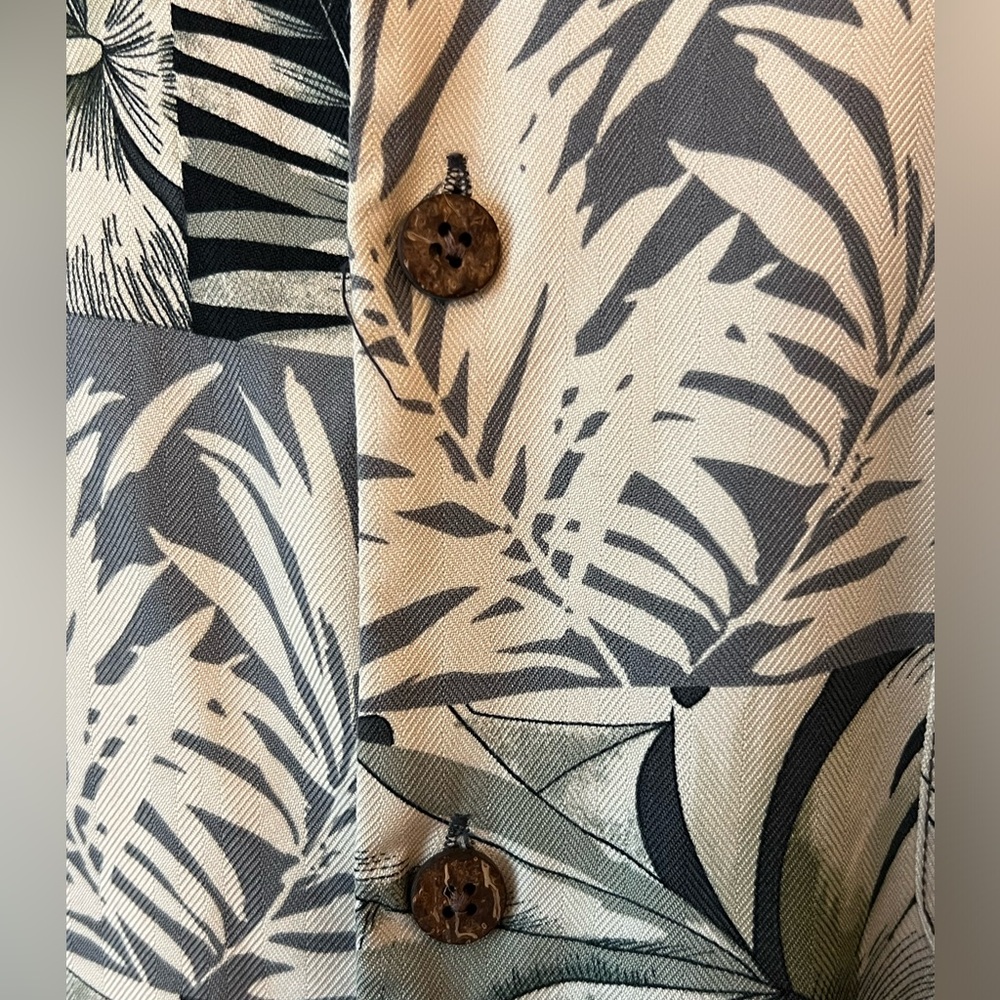 Vintage Tommy Bahama Shirt 100% silk Large Hawaiian Hibiscus Coconut Buttons - Picture 4 of 7